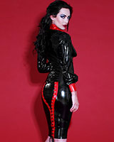 Mistress-Rock aus geklebtem schwarzem Latex mit roter Schnürung - zum Schließen ins Bild klicken